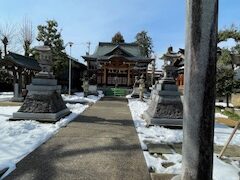 残雪の残る神社